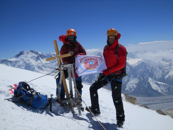 Михаил Фомин – киевский альпинист – тестирует палатку и спальник Red Point