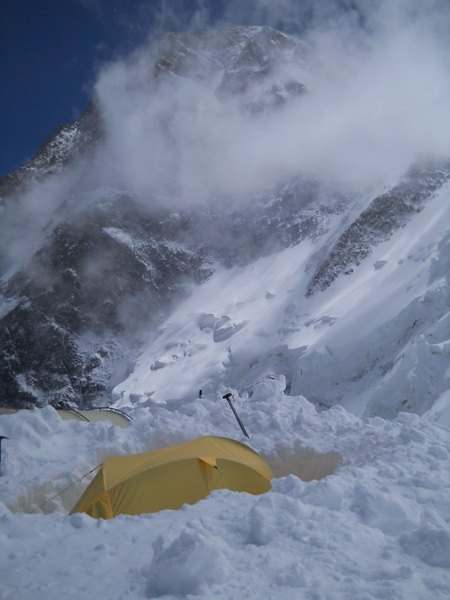 Палатка в Лагере 2 на фоне вершины Хан-Тенгри