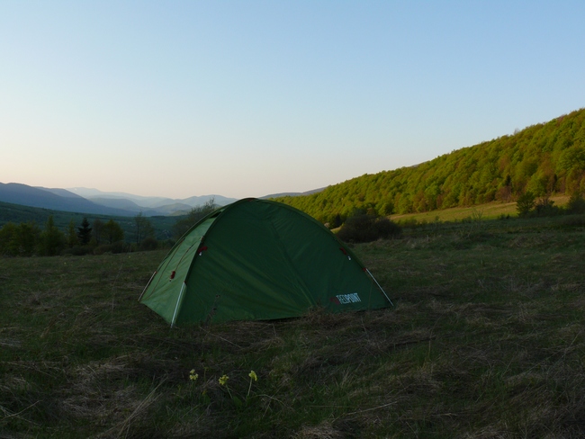Steady 3 EXT палатка очень широкого спектора применения , которая отлично защитит Вас и в серьезном категорийном горном походе и  в котрой вам будет уютно и комфортно во время непродолжительных  выездов на выходные.
