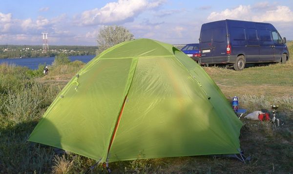 очень приятная, достаточно свободная, «радостная» палатка RedPoint
