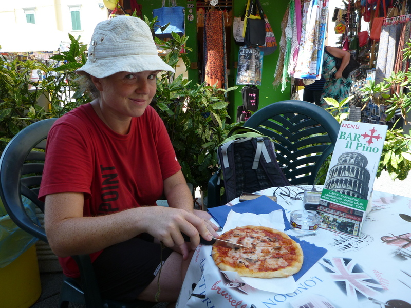 Оля в футболке Red Point обедает пиццей