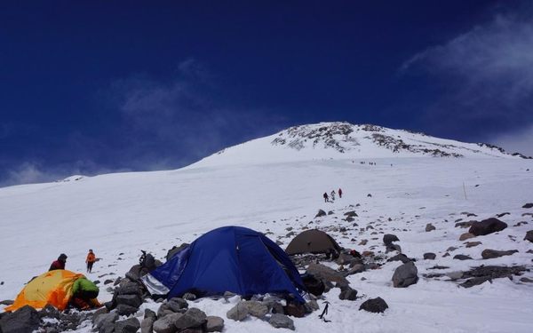 Лагерь альпинстов на скалах Пастухова с палаткой Red Point Illusion 2