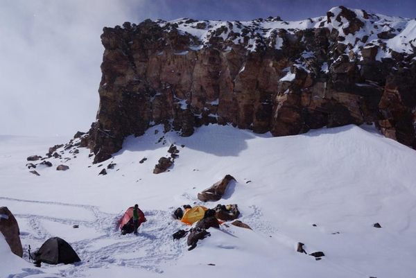 Лагеро альпинистов на Эльбрусе под скалой